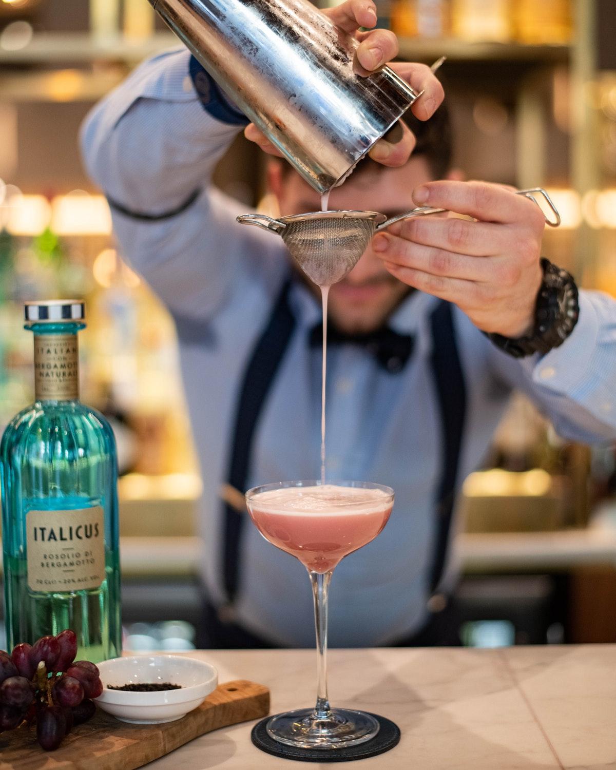 Middle Eight - Covent Garden - Preferred Hotels And Resorts London Exterior photo A bartender straining a cocktail