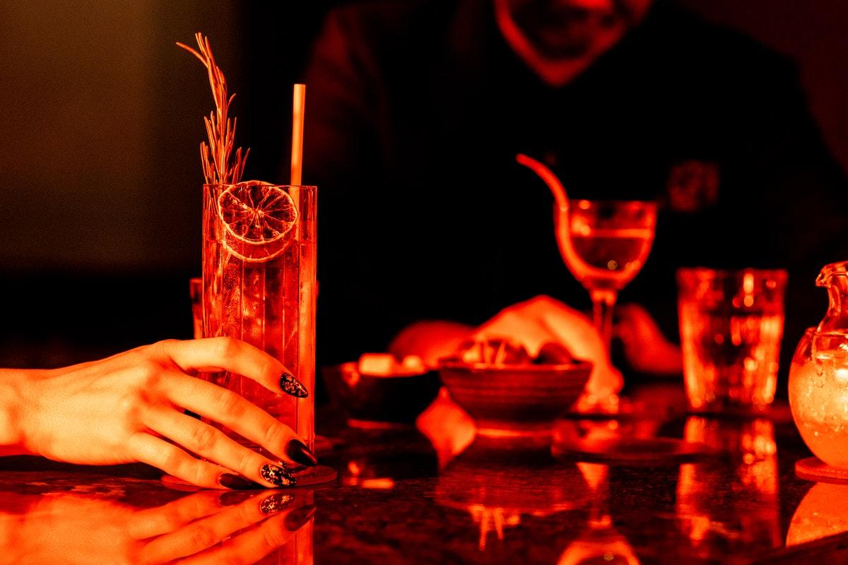 Middle Eight - Covent Garden - Preferred Hotels And Resorts London Exterior photo A woman holding a drink at a nightclub