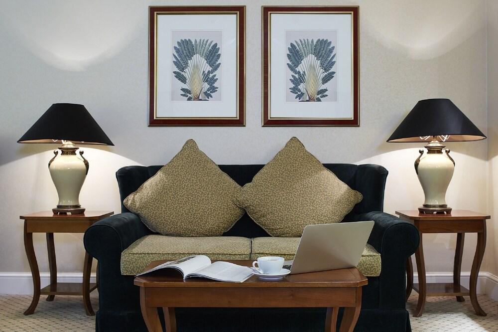 Middle Eight - Covent Garden - Preferred Hotels And Resorts London Exterior photo A living room with a sofa