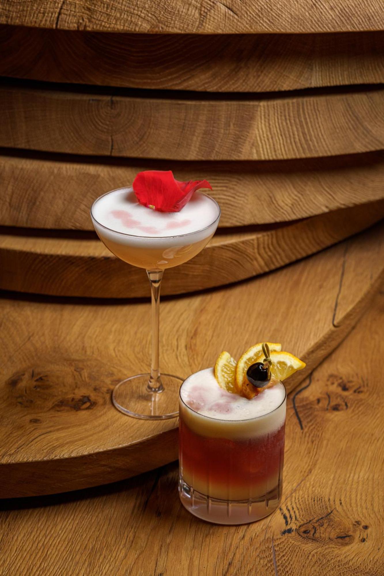 Middle Eight - Covent Garden - Preferred Hotels And Resorts London Exterior photo The photo showcases two elegant cocktails arranged against a warm wooden backdrop. 

1. The first cocktail is served in a classic coupe glass. It has a frothy, pale hue, topped with a vibrant red flower petal, adding a touch of sophistication. 

2. T